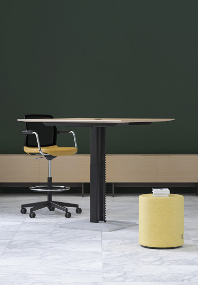 Jazz Meeting Table With Concrete Base | Objekttische | Narbutas