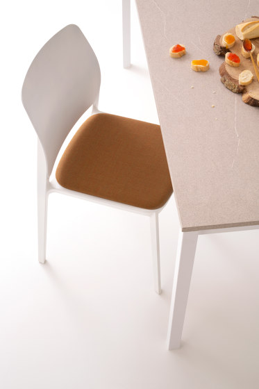 T!PA upholstered with armrests | Sillas | Pointhouse