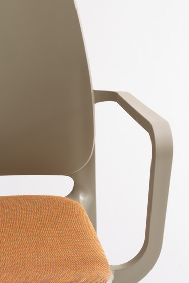 T!PA upholstered with armrests | Sillas | Pointhouse