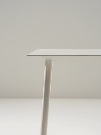 Onemm – H 90 cm | Tables de repas | Arper