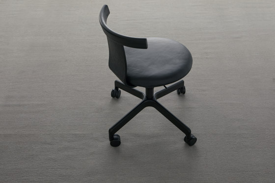Jiro Swivel Chair Natural - Black Base with Casters - Upholstered | Sedie | Resident