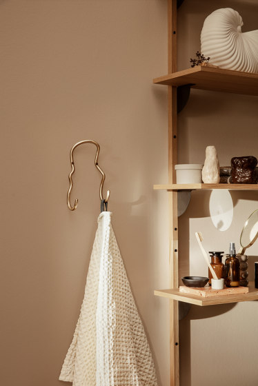 Curvature Towel Hanger - Brass | Handtuchhalter | ferm LIVING
