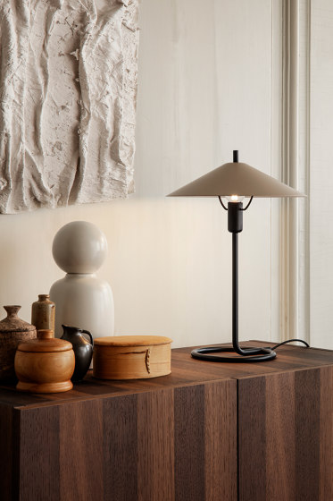 Filo Table Lamp - Black/Cashmere | Lámparas de sobremesa | ferm LIVING