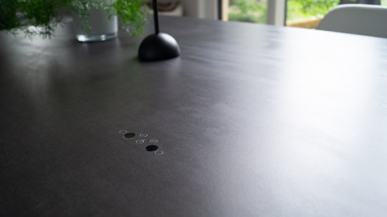 Mea mesa con inducción | Cosmo Grey | Dura Edge patas de mesa | Placas de cocina | ATOLL