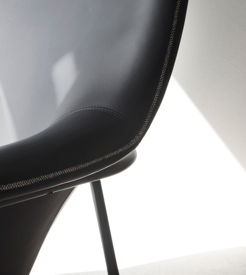 Drape Lounge Chair Low Black Steel Ultra Leather/Hallingdal | Fauteuils | Normann Copenhagen