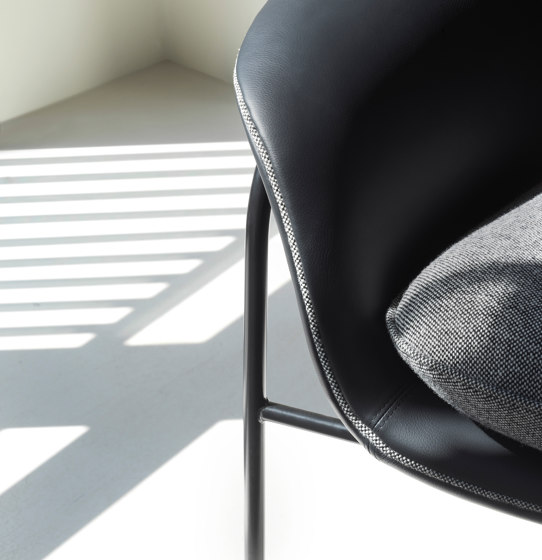 Drape Lounge Chair High W. Headrest Black Steel Ultra Leather/Hallingdal | Fauteuils | Normann Copenhagen