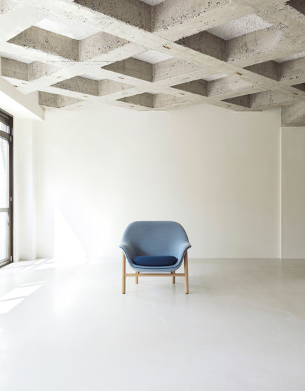 Drape Lounge Chair High With Headrest Oak Ultra Leather | Armchairs | Normann Copenhagen