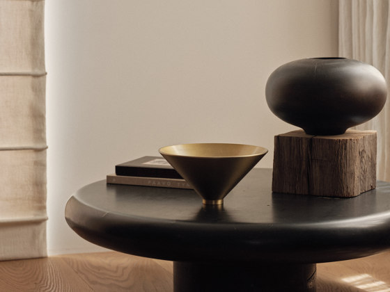 Colin King Collection, Stance Vase, H40 | Bronzed Brass | Floreros | Audo Copenhagen