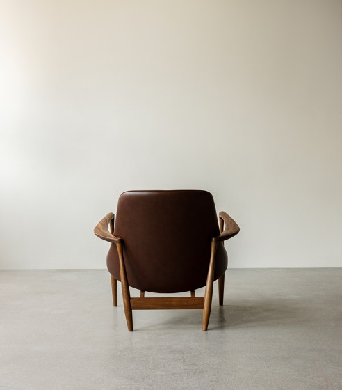 Elizabeth, Lounge Chair | Walnut Base / Dakar 0329 | Sessel | Audo Copenhagen