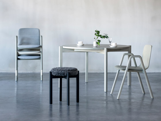 Naku Stack Chair, leather | Sillas | Inno
