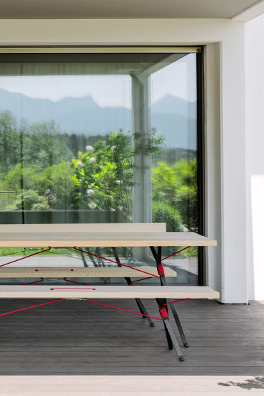 Kampenwand Bench and Table | Sistemas de mesas sillas | Nils Holger Moormann