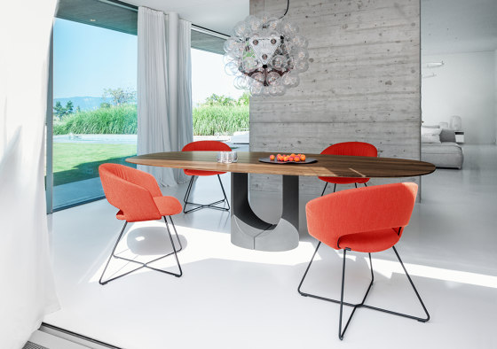 UDINA oval table | Dining tables | Girsberger