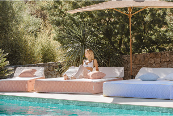 Outdoor-Bett | Rundes Außenbett aus Schaumstoff gestreifter, bast-effekt | Sonnenliegen / Liegestühle | MX HOME