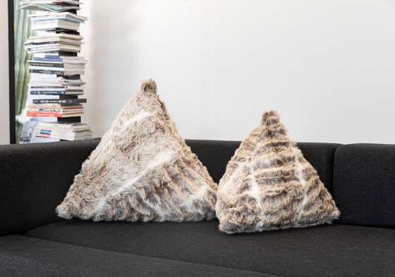 Kunstpelz Kissen | Pyramidenkissen aus schwarzem und weißem Kunstpelz | Kissen | MX HOME