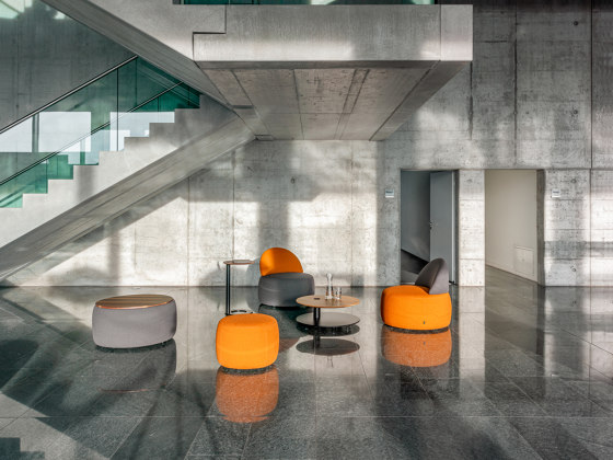 INCYCLE, Pouf avec plateau | Tables basses | Girsberger