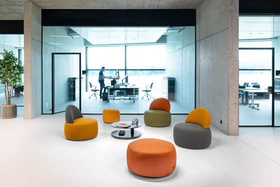 INCYCLE, Pouf with tabletop | Mesas de centro | Girsberger