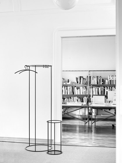 RACK round umbrella stand / side table | Mesas auxiliares | Schönbuch