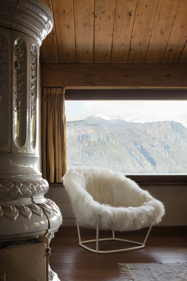 Katrin Armchair - White structure and white fur Version | Sillones | ARFLEX