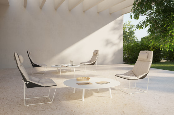 Butaca Ace con base de madera, brazos y reposacabezas | Sillones | viccarbe