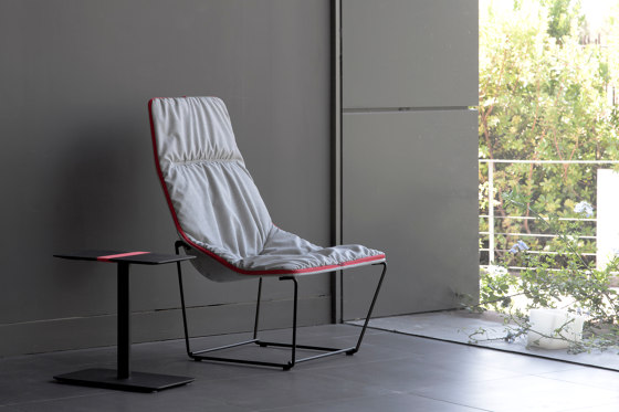 Ace lounge with wooden base, armrest & headrest | Fauteuils | viccarbe