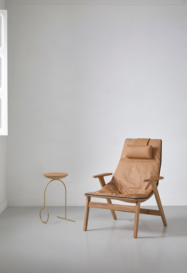 Ace lounge with wooden base & armrest | Poltrone | viccarbe