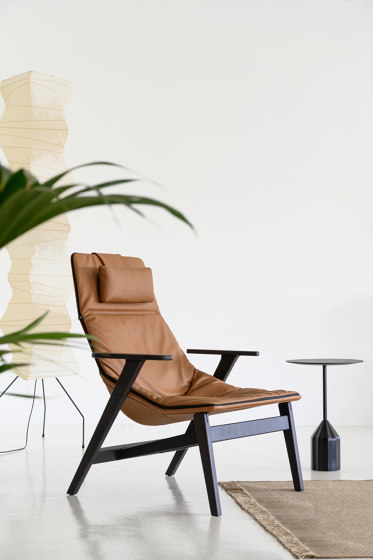 Ace lounge with wooden base, armrest & headrest | Poltrone | viccarbe