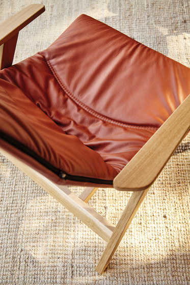 Ace lounge with wooden base & armrest | Poltrone | viccarbe