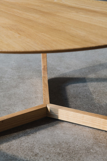 Lili lounge table Ø75 | black lacquered oak | Coffee tables | møbel copenhagen