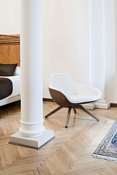 X Big Lounge Chair | Fauteuils | ALMA Design
