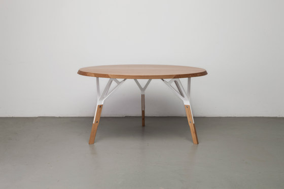 Stammtisch round table, solid wood top, stained in black | Tavoli pranzo | Quodes
