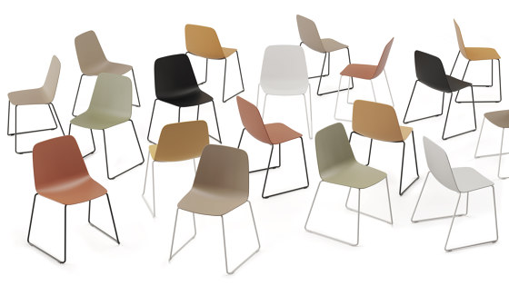 Maarten Plastic chair - four wooden legs base | Sedie | viccarbe