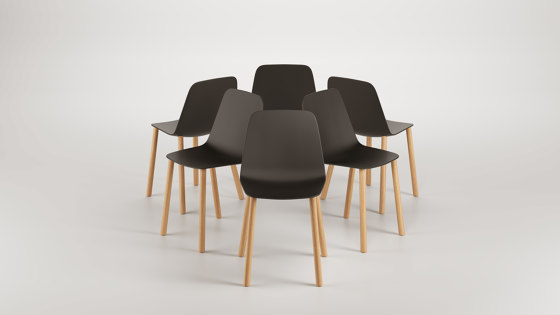 Maarten Plastic chair - four wooden legs base | Sedie | viccarbe