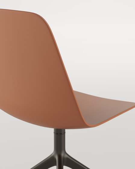 Maarten Plastic chair - wooden swivel base | Chaises | viccarbe