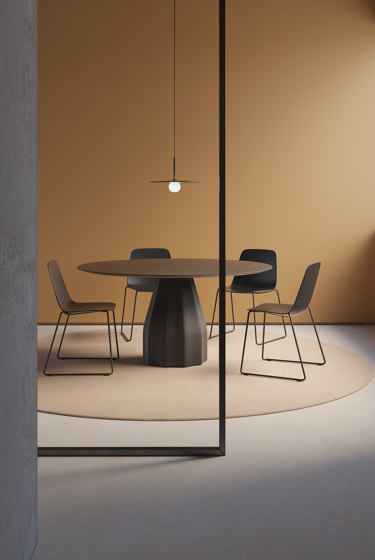 Maarten chair - wooden swivel base & soft upholstery | Sedie | viccarbe