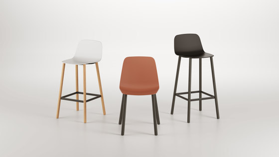 Maarten chair - wooden swivel base & soft upholstery | Chairs | viccarbe