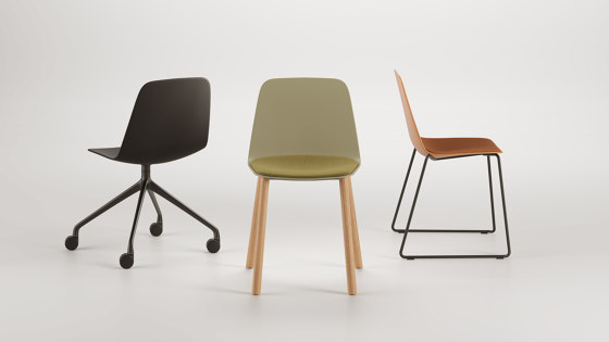 Maarten chair - wooden swivel base & soft upholstery | Chaises | viccarbe