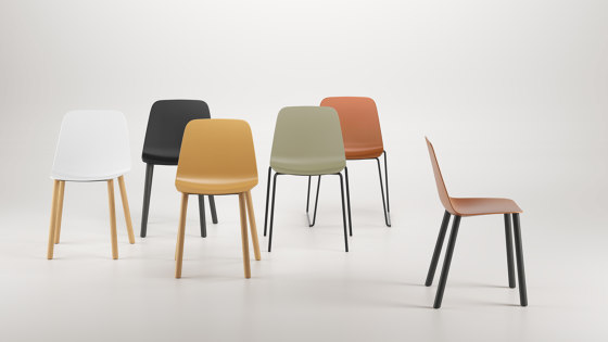 Maarten chair - swivel base & soft upholstery | Chaises | viccarbe