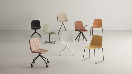 Maarten chair - pyramid swivel base with casters & soft upholstery | Stühle | viccarbe