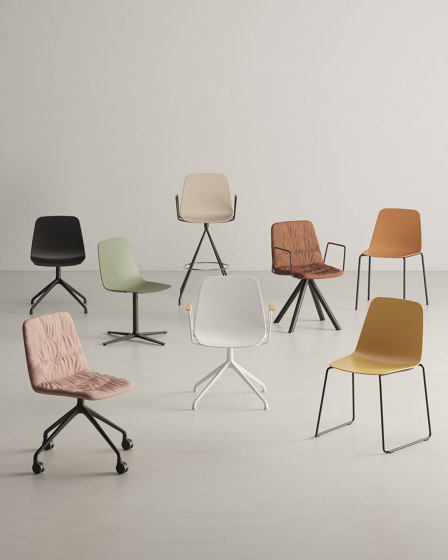 Maarten Plastic chair - four wooden legs base | Sedie | viccarbe