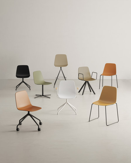 Maarten chair - wooden swivel base & soft upholstery | Chaises | viccarbe