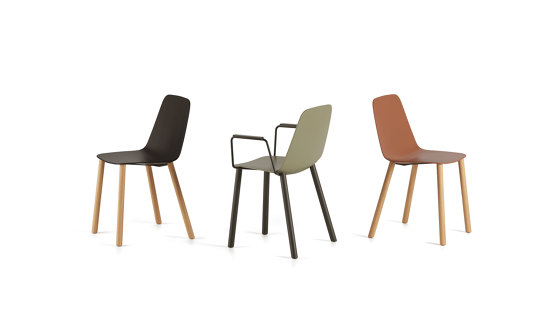 Maarten chair - wooden swivel base & soft upholstery | Chairs | viccarbe