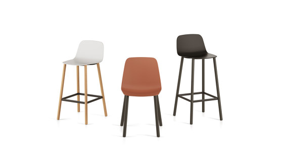 Maarten chair - wooden swivel base & soft upholstery | Chairs | viccarbe