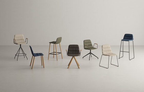 Maarten chair - pyramid swivel base with casters & soft upholstery | Stühle | viccarbe