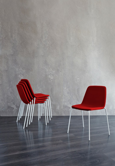 Maarten chair - pyramid swivel base with casters & soft upholstery | Stühle | viccarbe