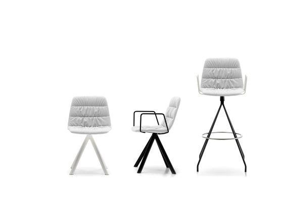 Maarten chair - pyramid swivel base with casters & soft upholstery | Stühle | viccarbe