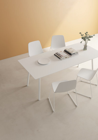 Maarten chair - swivel base & soft upholstery | Chaises | viccarbe