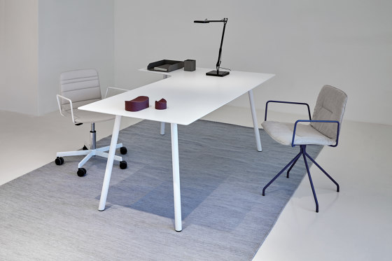 Maarten chair - pyramid swivel base with casters & soft upholstery | Stühle | viccarbe