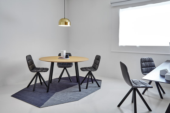 Maarten chair - pyramid swivel base with casters & soft upholstery | Stühle | viccarbe