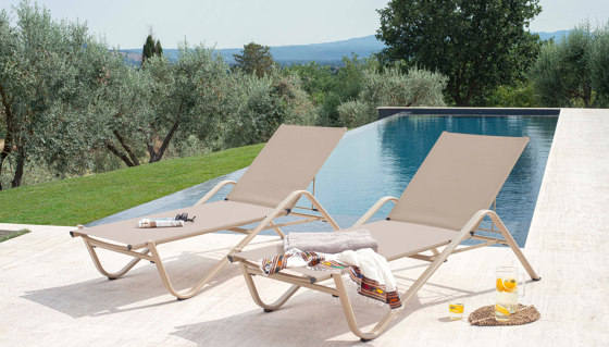 Holly Stackable sunbed with hidden wheels | 195 | Lettini giardino | EMU Group