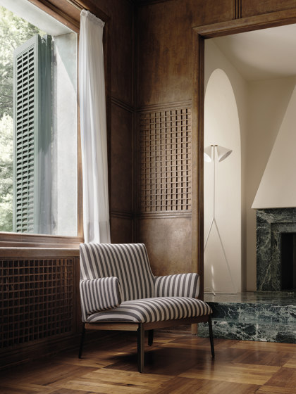 Hug Table - Version avec plateau en marbre Carrara et détails en noyer Canaletto | Tables de repas | ARFLEX